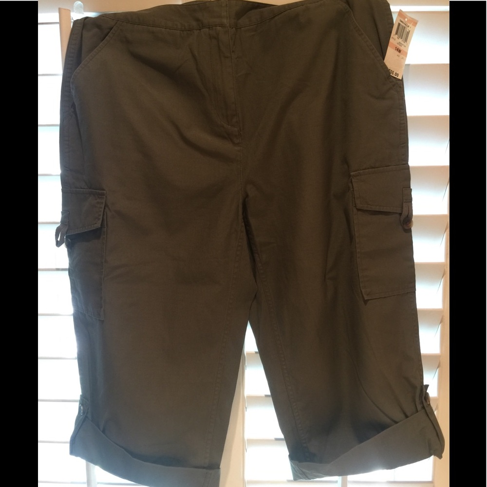 Women’s Charter Club Cropped Length Cargo Pants